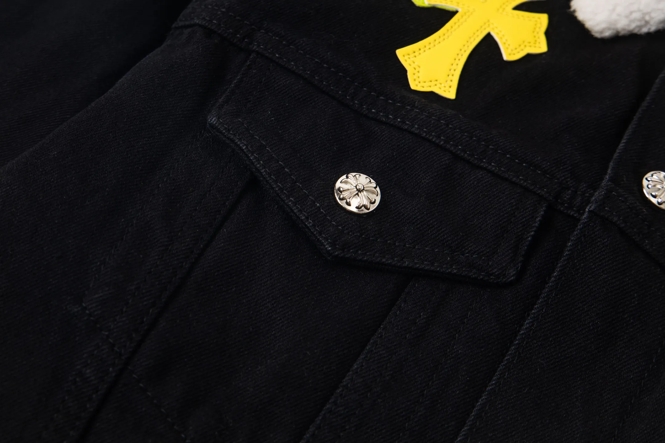 P360 version (lamb wool) Chrome Hearts Chrome Hearts colorful patchwork lamb fur collar jacket, the same style as the Internet celebrity star's cross-printed denim jacket, with unique cross design elements and full design sense. It is made of 100% denim cotton fabric with heavy coarse yarn count, which ensures a stiff and tough silhouette while being soft, comfortable and breathable. The lapel is designed with silver buttons and is full of texture. The classic white cross logo is all over the dress, making it a perfect versatile style for spring and summer! The original loose version is made of high-quality pure cotton fabrics. The fabric pattern is high-definition and delicate without burrs. It is comfortable and breathable to wear. All the buttons are molded and customized. It is casual and fashionable and can be matched with any bottoms. It can be windproof and sunproof in spring and summer. It can be worn outside in autumn and winter! Easily concave shape makes you look slimmer and taller, perfect for both men and women! Style number: 1838# Color: Black Size: S M L XL